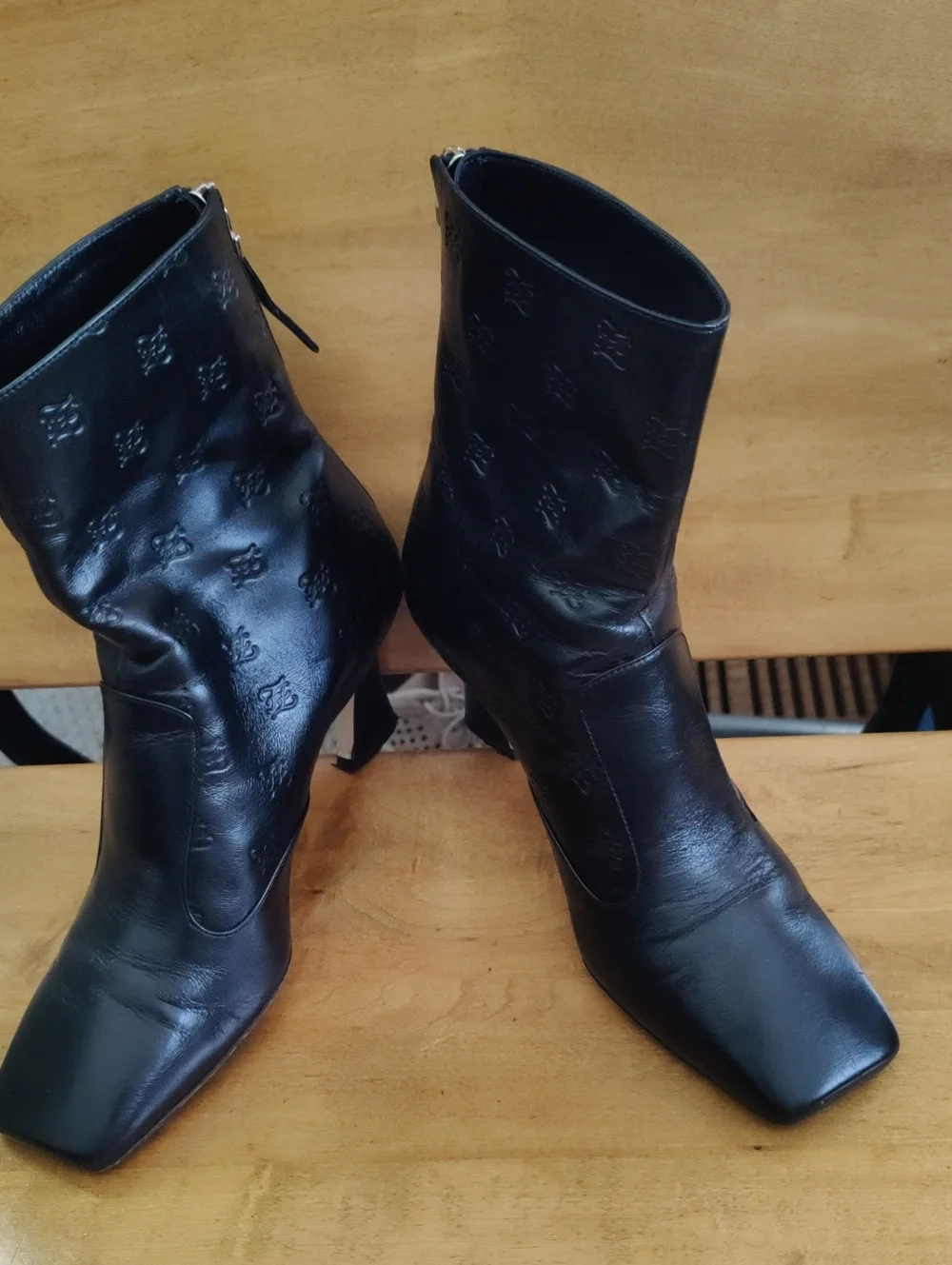 Authenticated Fendi FFreedom Vitello Karligraphy Black Booties Size 35